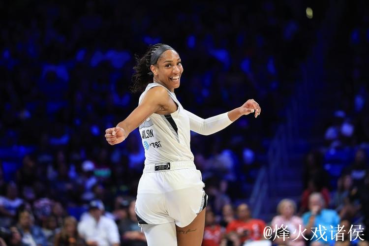 阿德巴约与女友的故事：硬实力碾压，逼得女篮传奇娇嗔认输