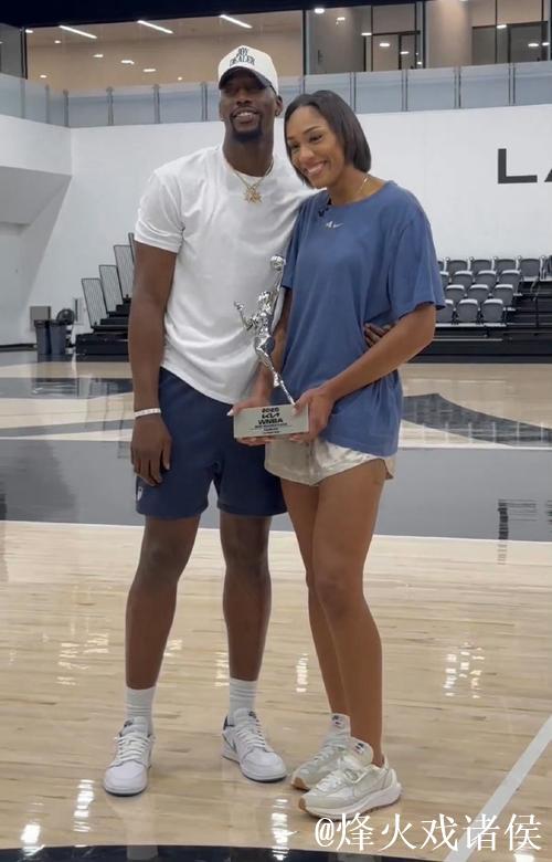 阿德巴约与女友的故事：硬实力碾压，逼得女篮传奇娇嗔认输